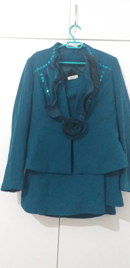 Ensemble neuf jamais porté tres chic couleur bleu pétrole 