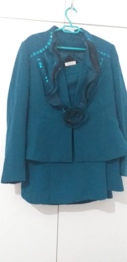 Ensemble neuf jamais porté tres chic couleur bleu pétrole 