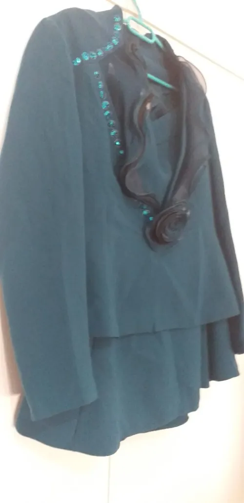 Ensemble neuf jamais porté tres chic couleur bleu pétrole 