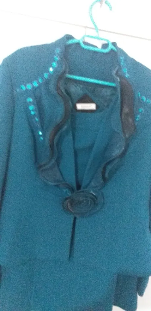 Ensemble neuf jamais porté tres chic couleur bleu pétrole 