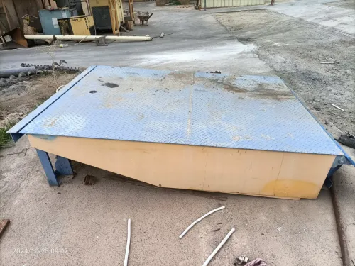 BETONNIERE + QUAI POUR CHARGEMENT + LOT ETAGERES