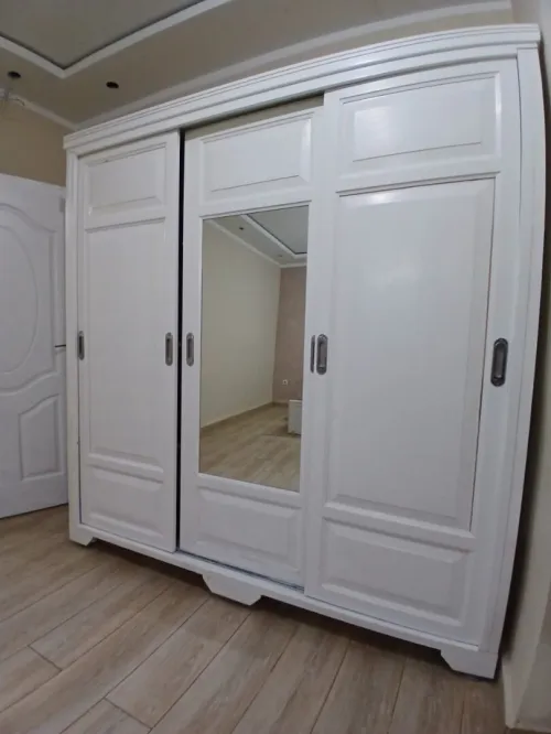 Armoire avec 3 portes coulissantes,