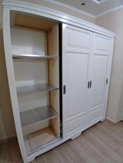 Armoire avec 3 portes coulissantes,