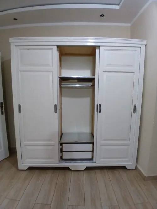 Armoire avec 3 portes coulissantes,