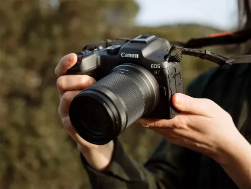 CANON EOS R7 Hybride MIRROLESS 32.5MP 4K Vidéo + objectif RF-S 18-150mm F3.5-6.3 IS STM