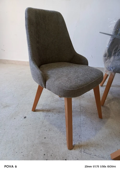 Chaise confortable en tissu et pieds en bois hêtre massif