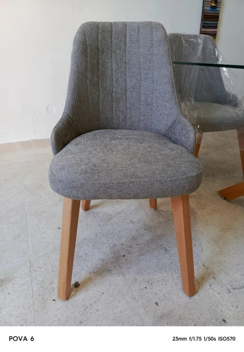 Chaise confortable en tissu et pieds en bois hêtre massif