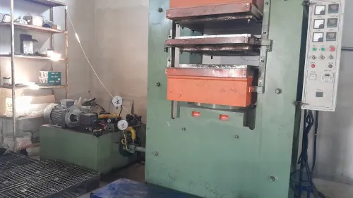 Atelier de fabrication de caoutchouc mélangeur et 2 presses.