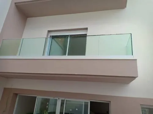 Balcons à panneaux en verre / en acier inox