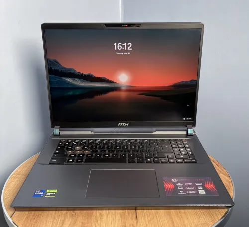 Laptop MSI VECTOR 17HX / I9-14900HX / RTX 4080 / 17" QHD+ 240Hz