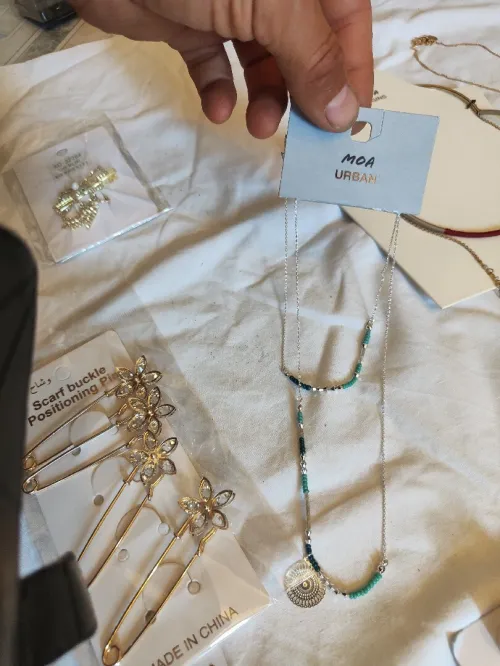 Bijoux de marque MOA: colliers, bagues, boucles d'oreilles, broches ... Tout est neuf 