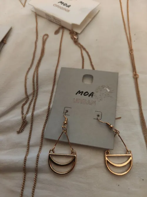 Bijoux de marque MOA: colliers, bagues, boucles d'oreilles, broches ... Tout est neuf 