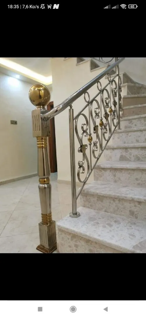 RAMPES D'ESCALIER EN INOX ET VERRE 