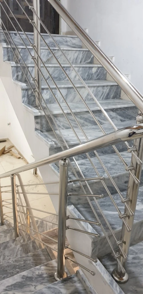 RAMPES D'ESCALIER EN INOX ET VERRE