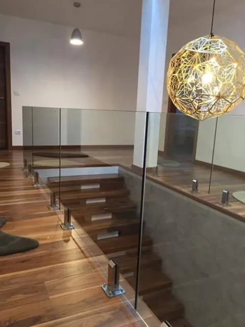 RAMPES D'ESCALIER EN INOX ET VERRE 