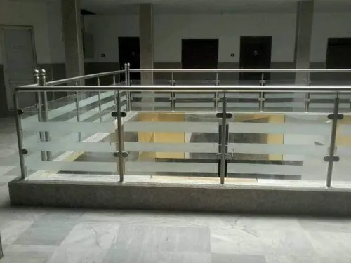 RAMPES D'ESCALIER EN INOX ET VERRE 