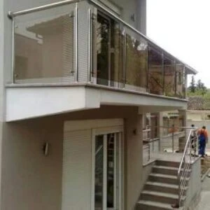 RAMPES D'ESCALIER EN INOX ET VERRE