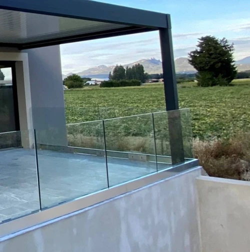 RAMPES D'ESCALIER EN INOX ET VERRE 