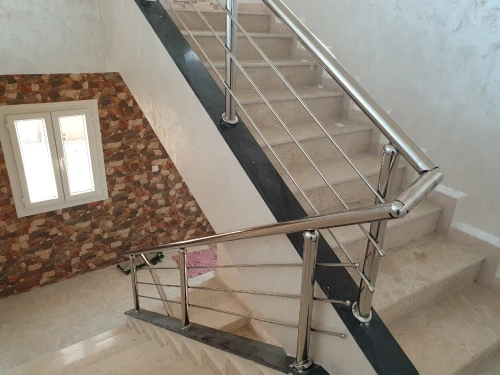 RAMPES D'ESCALIER EN INOX ET CADRE-CORPS INOX  ET EN VERRE