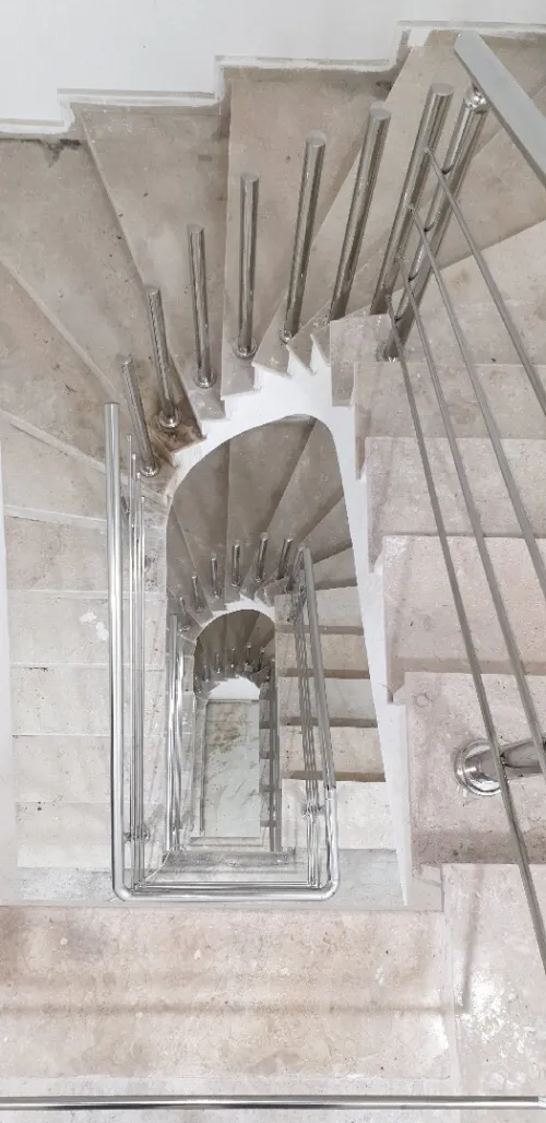 RAMPES D'ESCALIER EN INOX ET CADRE-CORPS INOX  ET EN VERRE