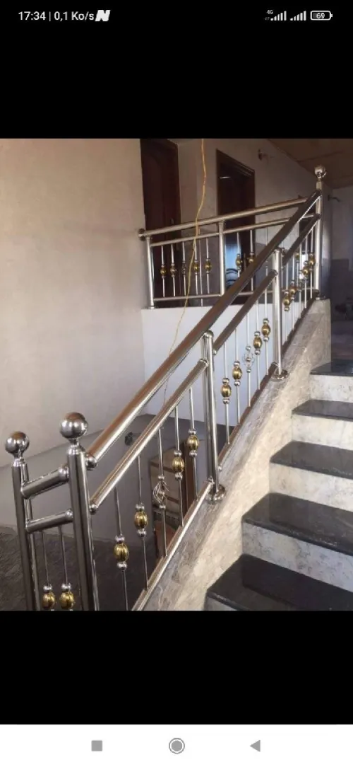 RAMPES D'ESCALIER EN INOX ET CADRE-CORPS INOX  ET EN VERRE