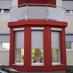 RAMPES D'ESCALIER EN INOX ET CADRE-CORPS INOX  ET EN VERRE