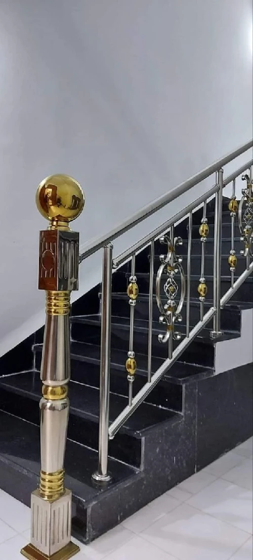 RAMPES D'ESCALIER EN INOX ET CADRE-CORPS INOX  ET EN VERRE