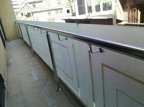 RAMPES D'ESCALIER EN INOX ET VERRE