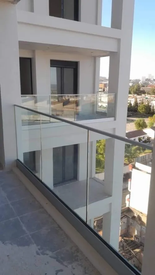 RAMPES D'ESCALIER EN INOX ET VERRE