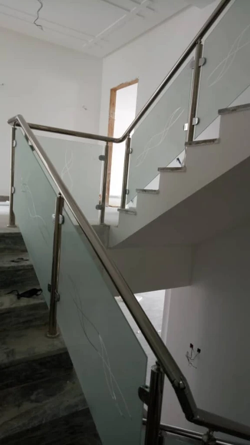 RAMPES D'ESCALIER EN INOX ET CADRE-CORPS INOX  ET EN VERRE