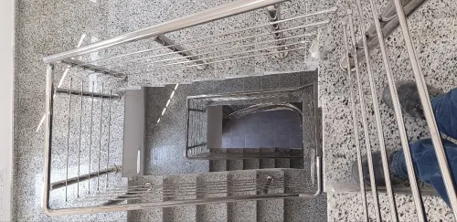 RAMPES D'ESCALIER EN INOX ET VERRE 