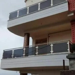 RAMPES D'ESCALIER EN INOX ET CADRE-CORPS INOX  ET EN VERRE