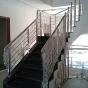 RAMPES D'ESCALIER EN INOX ET VERRE 