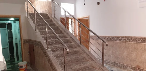 RAMPES D'ESCALIER EN INOX ET VERRE