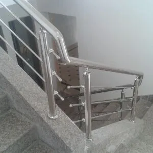 RAMPES D'ESCALIER EN INOX ET VERRE 