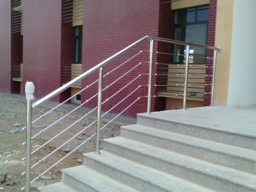 RAMPES D'ESCALIER EN INOX ET VERRE