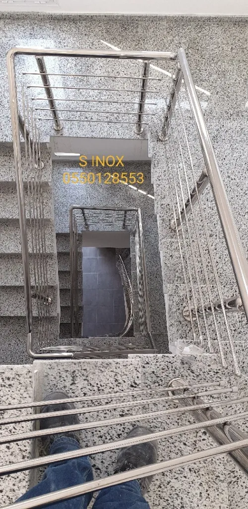 RAMPES D'ESCALIER EN INOX ET VERRE