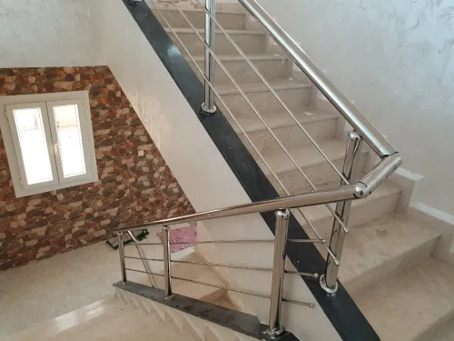 RAMPES D'ESCALIER EN INOX ET VERRE 