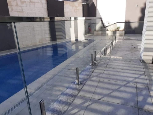 RAMPES D'ESCALIER EN INOX ET VERRE