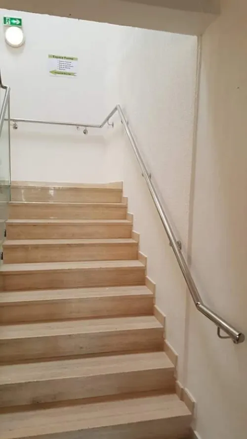 RAMPES D'ESCALIER EN INOX ET CADRE-CORPS INOX  ET EN VERRE