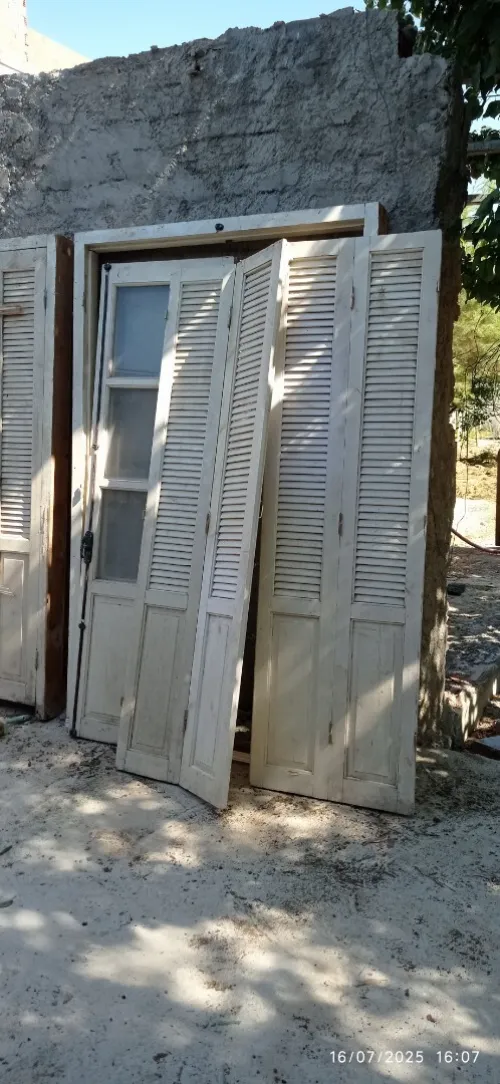 Porte balcon en bois rouge