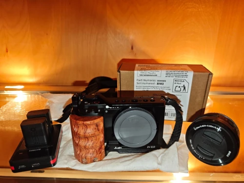 Sony ZV-E10L (Mark I) Neuf+ Sony 16-50mm kit lens+cage+ accessoires