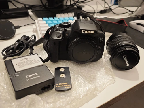 Canon EOS 650D (Rebel T4i) + Objectif EF-S 18-55mm IS II+ 55-250mm IS II +Accessoires