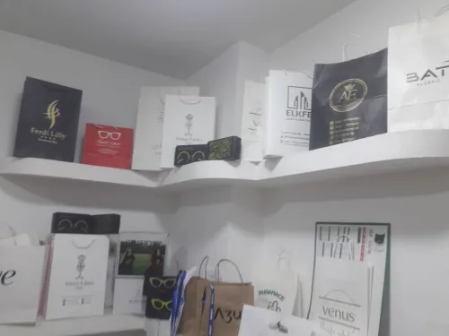sac en carton (dimensions , quantités a partir du 100 , couleurs disponibles , qualité garantie 100%