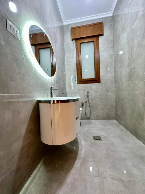 Un maçon qualifié spécialisé en douche et sanitaire