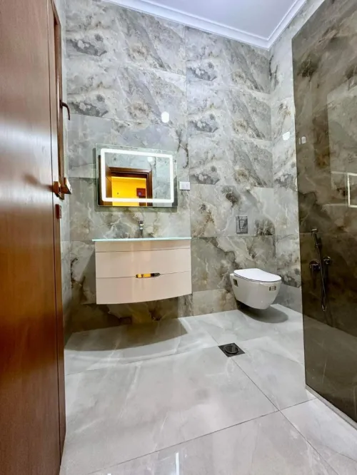 Un maçon qualifié spécialisé en douche et sanitaire