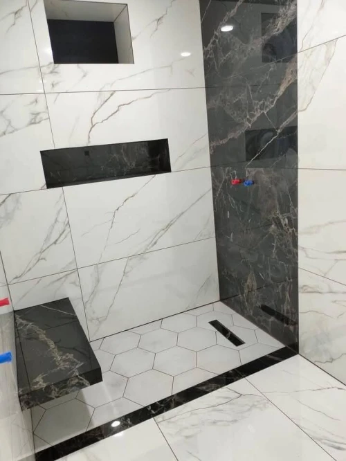 Un maçon qualifié spécialisé en douche et sanitaire
