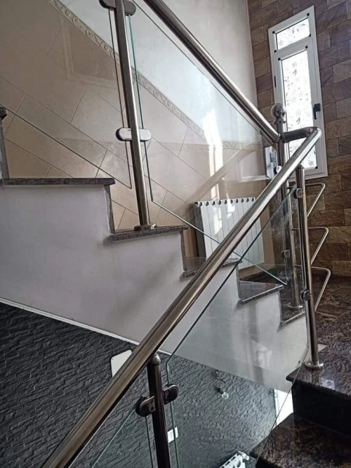 Rampe d'escalier en inox garde-corps en verre cabine de douche