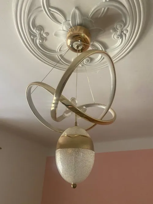 Chambre a coucher avec lustre 