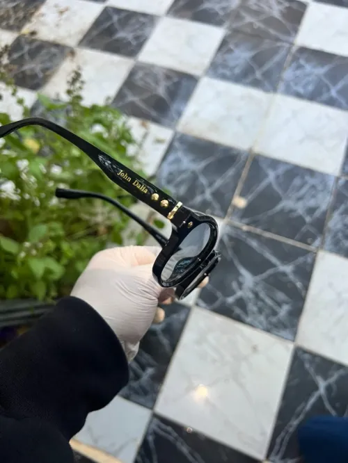 نظارات عصرية بعدسات متغيرة اللون وحماية UV400 بتصميم أنيق